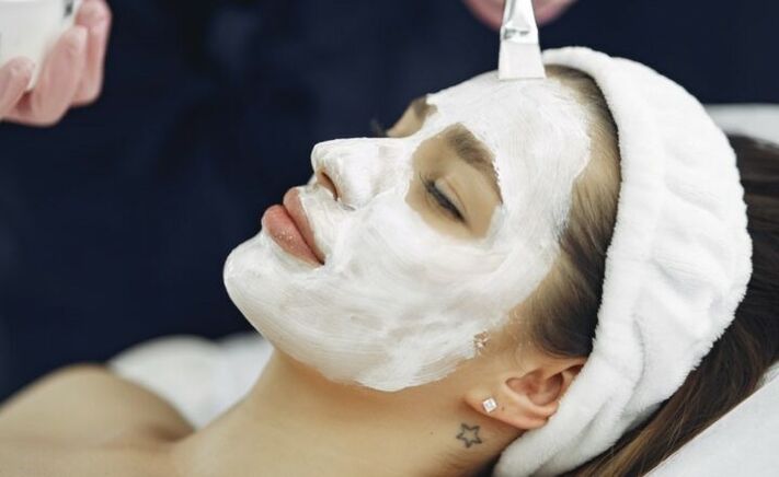 Facial compress will help to make the skin smooth and fresh